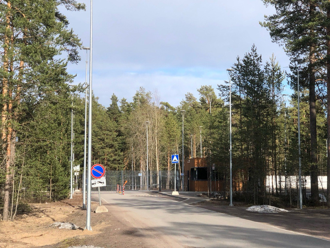 Забор и Точка. Отель в Приозерске отсек дорогу на пляж › Статьи ›  47новостей из Ленинградской области