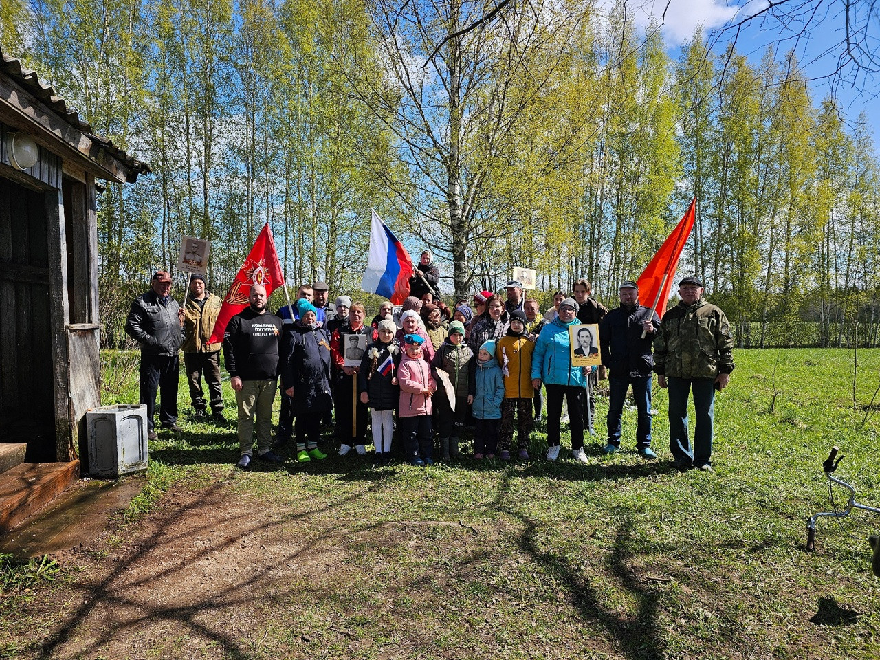 Деревенька в Ленобласти прошлась небольшим, но проникновенным «Бессмертным  полком» (видео) › Статьи › 47новостей из Ленинградской области