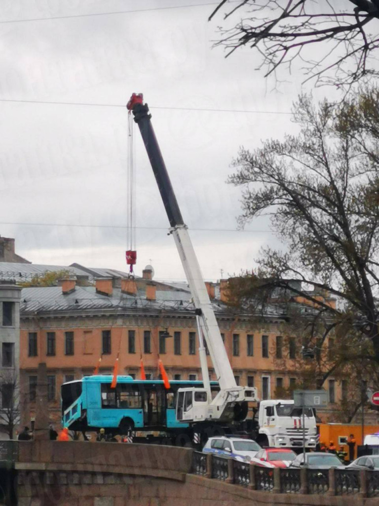 В Петербурге подняли из воды рухнувший с моста автобус | 10.05.2024 |  ЛенОбласть - БезФормата