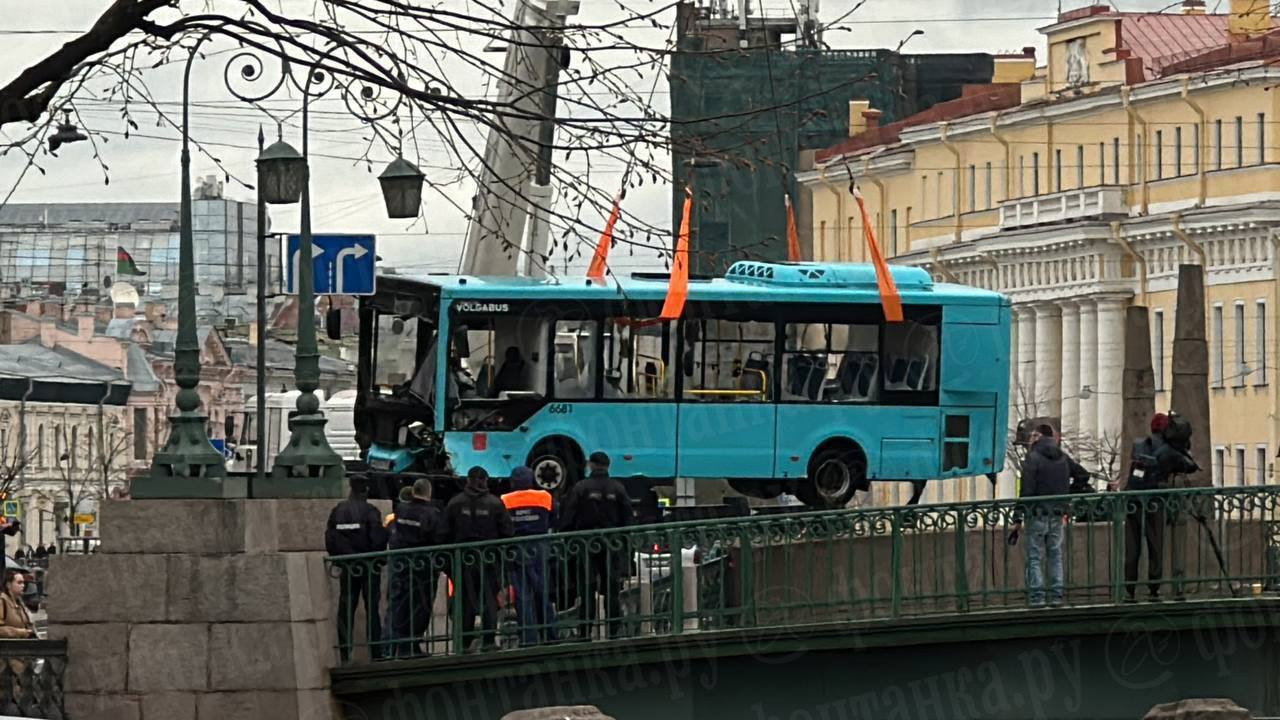 В Петербурге подняли из воды рухнувший с моста автобус | 10.05.2024 |  ЛенОбласть - БезФормата