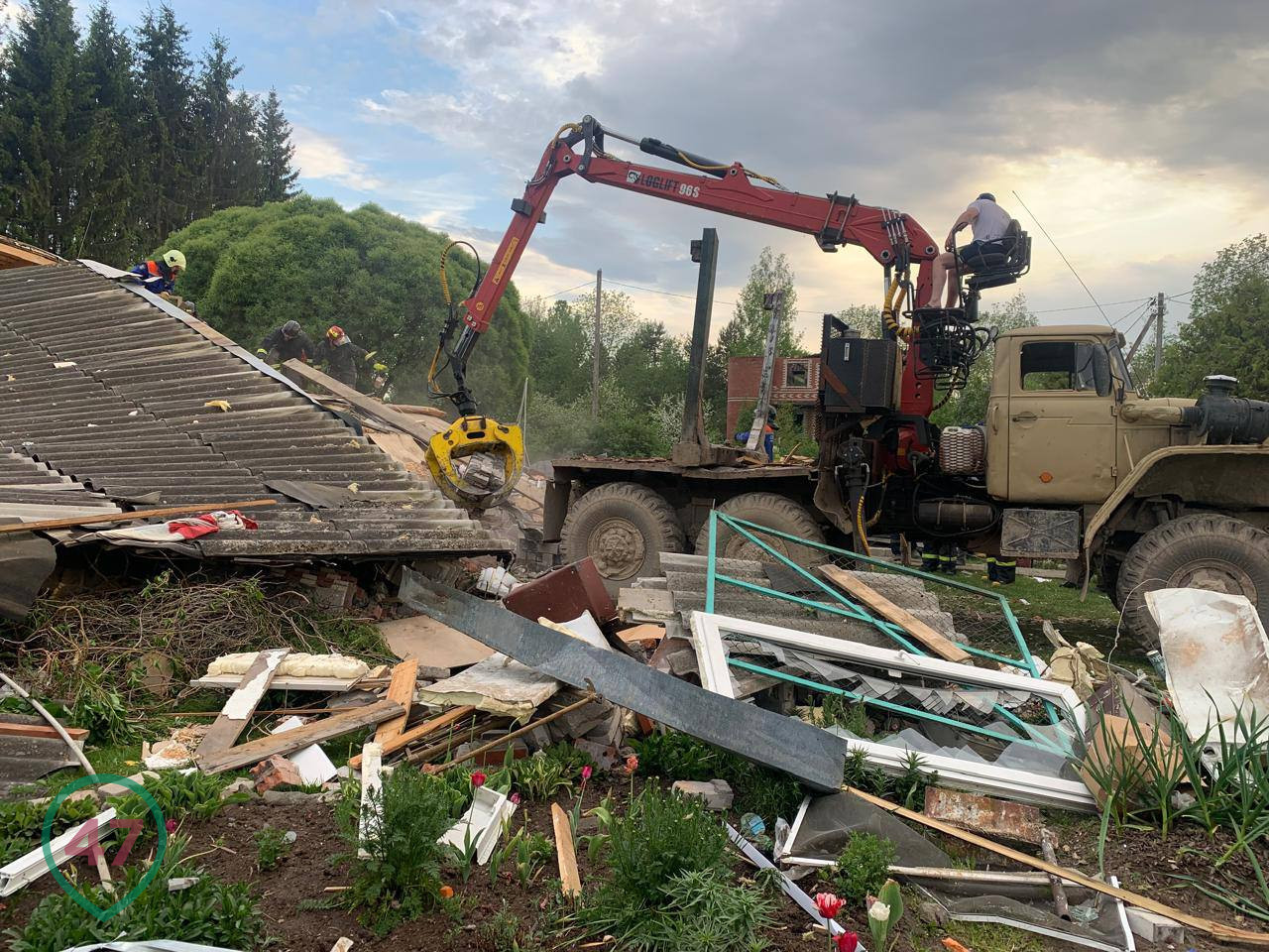 Дом под Лугой сложился от взрыва газа. Одного человека ищут под завалами |  25.05.2024 | ЛенОбласть - БезФормата