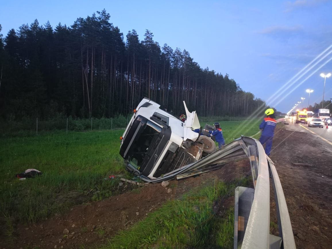 Лопнувшее колесо отправило грузовик в кювет трассы М-11 под Тосно |  27.05.2024 | ЛенОбласть - БезФормата