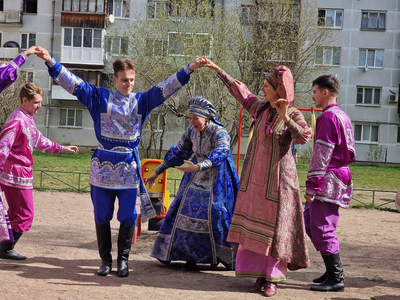 Песня танцевали на дворе