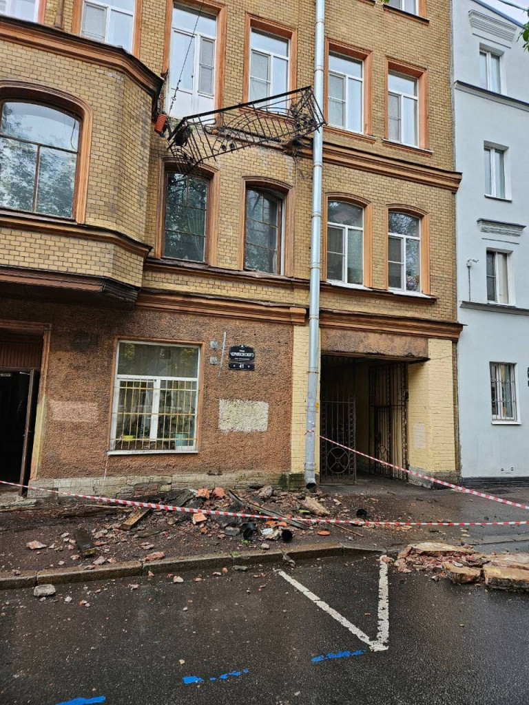 В центре Петербурге рухнул балкон и часть кирпичной кладки | 08.06.2024 |  ЛенОбласть - БезФормата