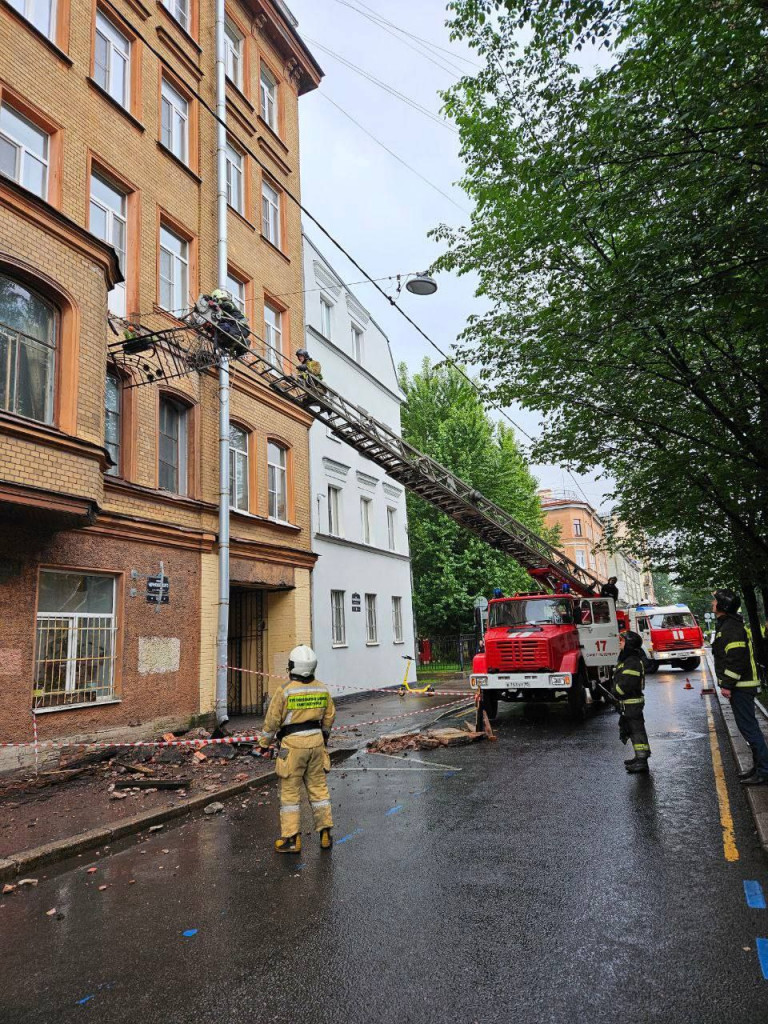 В центре Петербурге рухнул балкон и часть кирпичной кладки | 08.06.2024 |  ЛенОбласть - БезФормата