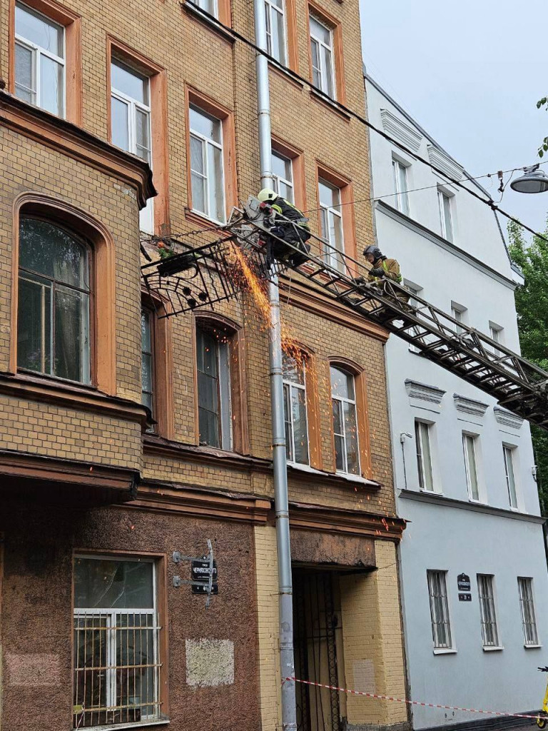 В центре Петербурге рухнул балкон и часть кирпичной кладки | 08.06.2024 |  ЛенОбласть - БезФормата