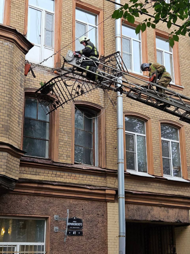 В центре Петербурге рухнул балкон и часть кирпичной кладки | 08.06.2024 |  ЛенОбласть - БезФормата