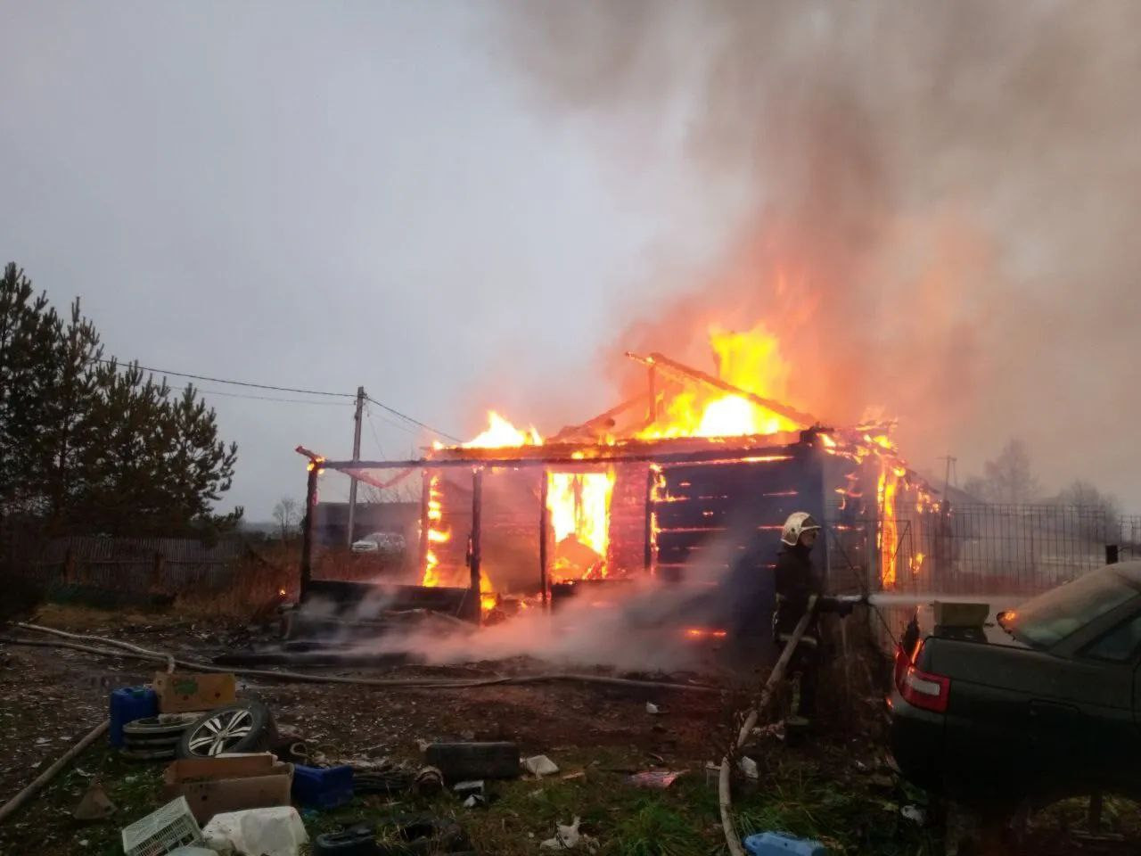 ...По всей площади сгорели одноэтажный двухквартирный <b>дом</b> 6х8 метров и две ...