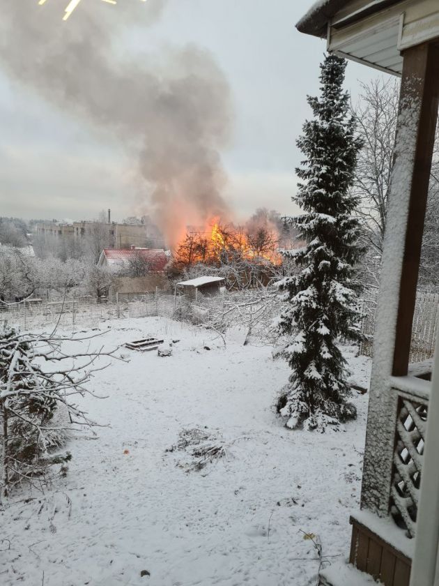 Деревянный коттедж тушат в Рощино 5 декабря 2024 г. › Статьи ...