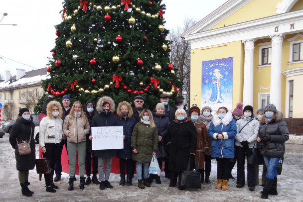 Фото: Прогулка за свободу В Сланцах женщины вышли на акцию протеста