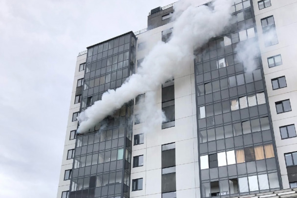 Горит многоэтажный дом. Сизый дым 4d35. Дым валит. Дым из трубы котельной. Сизый дым из выхлопной трубы.