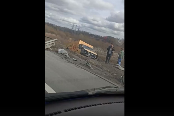 Видео: «ГАЗель» снесла отбойник на КАД у Заневки и собрала пробку