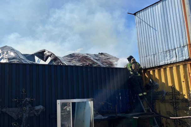 Пожар в ангаре с металлом в Новосаратовке локализован