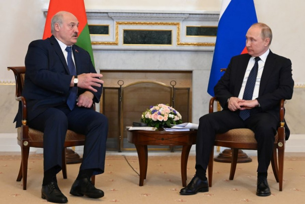 Лукашенко прокатился на катере по Финскому заливу и заявил об «Отечестве от Бреста до Владивостока»