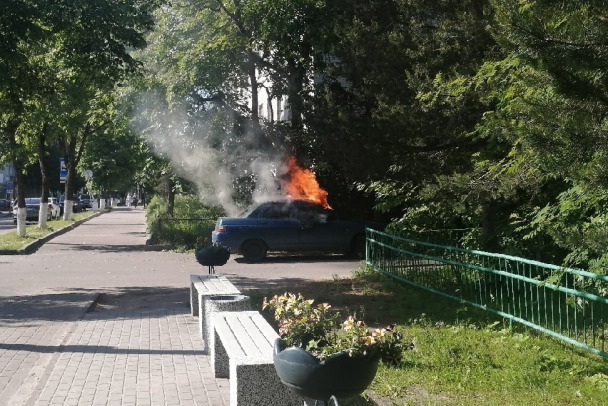 У сгоревшей "Лады" в Кировске нашли разбитую бутылку с копотью
