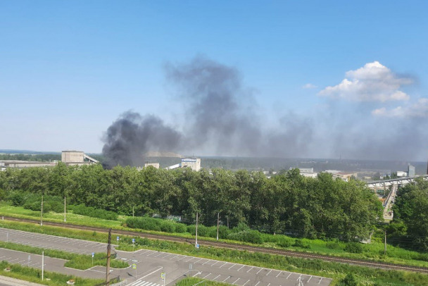 Видео и фото: Как горят бочки с горючим на заводе 