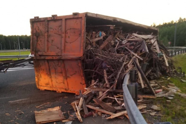 Фото: КамАЗ опрокинулся на отбойник и рассыпал древесный груз у Ульяновки