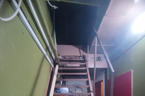 Прокуроры изучают металлическую лестницу в радиорубку в Важинах, где подростка насмерть ударило током