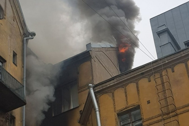 Видео: Пожар в центре Выборга. Полыхает и дымит в жилом доме