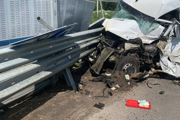 Маршрутку смяло об отбойник на Киевском шоссе. Водитель погиб, 11 человек пострадали - фото и видео