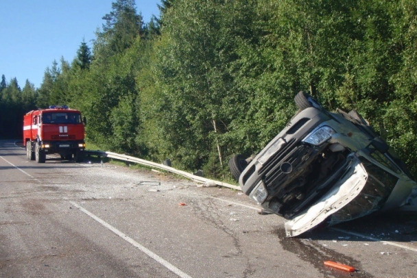 Водителя достали из перевернувшегося Фольксвагена в Тосно