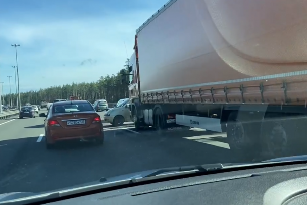 Видео: фура развернула легковушку на КАД и собрала пробку у съезда в Янино