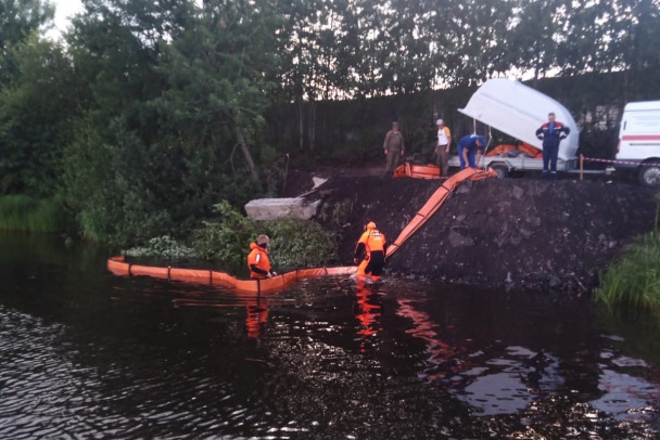 Фото: После кульбита КамАЗа у Бумовского моста в Приозерске в реку вытекло топливо