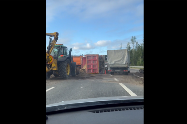 Фото, видео: Сортавалу у Агалатово засыпало песком из упавшего самосвала, собирается пробка