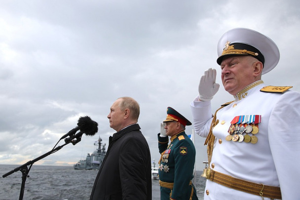 Парад и доктрину принял. Путин поздравил военных моряков с праздником (видео)