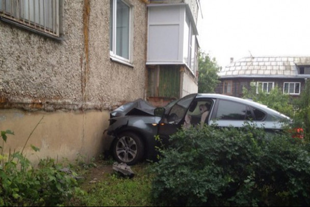В Приморске "Мерседес" прошил кусты и влетел в девятиэтажку, водитель погиб