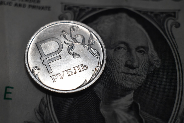 Эксперт: рубль теряет поддержку и в августе упадет до 65-67 за доллар