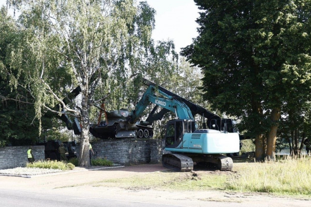 В Нарве стартовал демонтаж советского Т-34. Автобусы не ходят, а в небе самолёт