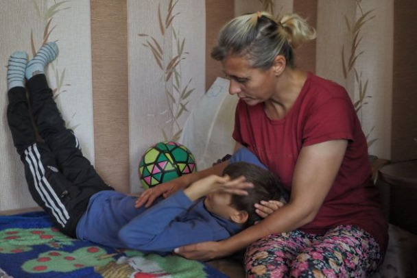 Ленобласть помогает матери-одиночке из Щеглово с двумя инвалидами на руках