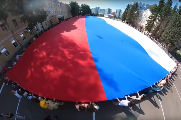 В Ленобласти развернули российский триколор в 2 400 \"квадрата\" (видео ...