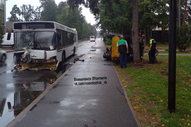 Уборочный трактор помял автобус во Всеволожске и прилег - фото