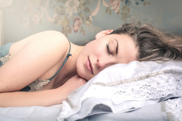 Срочно выбросить: ортопед назвал 5 признаков подушки, сон на которой разрушает здоровье