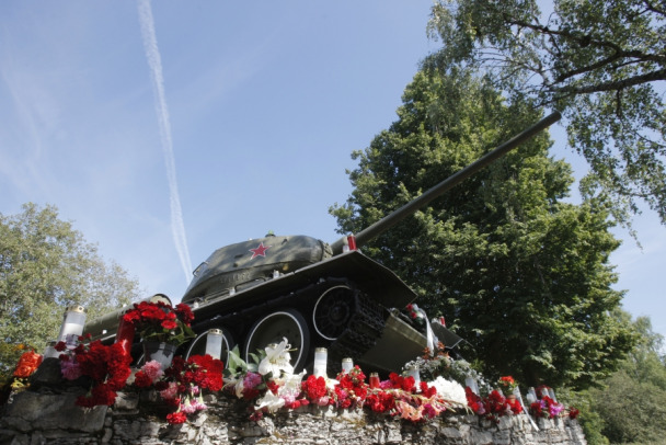 Дрозденко показал место, откуда советский танк-памятник направит дуло на Эстонию