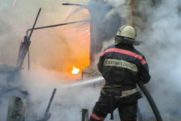 На пожаре в Лангерево спасли четверых, а на пепелище в садоводстве под Орехово нашли обгоревшее тело