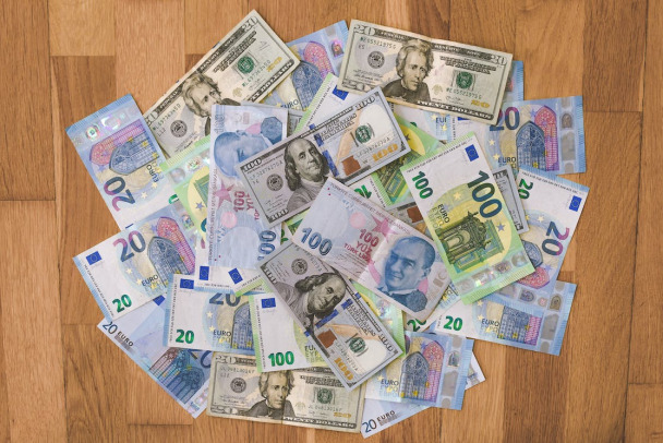 Эксперты посоветовали россиянам не закупаться валютой за рубежом
