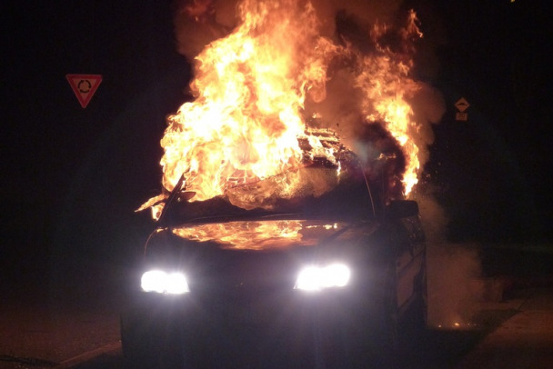 В Выборге ночью спалили "Ситроен", а в Петербурге человек из-под Ломоносова сжег машину жены