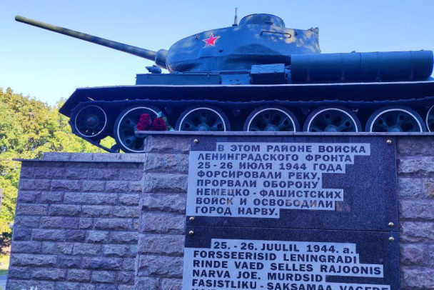 Видео и фото: В Ивангороде открыли памятник танку Т-34 с дулом на Эстонию