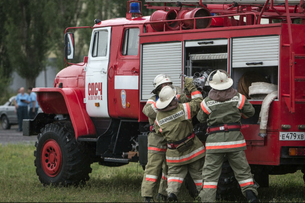 При пожаре в Янино-1 мужчина получил серьезные ожоги