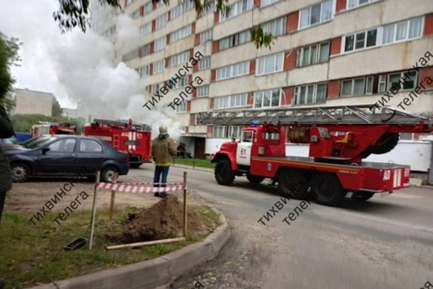 Фото: Горящий мусор вынудил двух жильцов покинуть квартиры в Тихвине ...