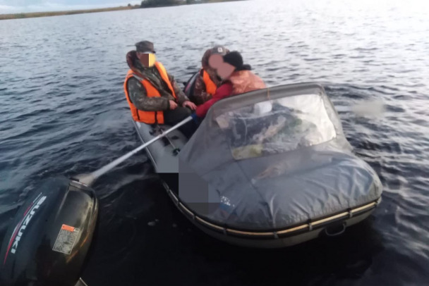 Спасатели доставили на берег троих в лодке, без собаки