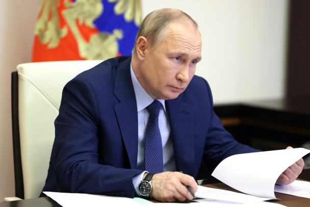 Путин поручил приравнять статус добровольцев в СВО и бойцов Донбасса к российским военнослужащим
