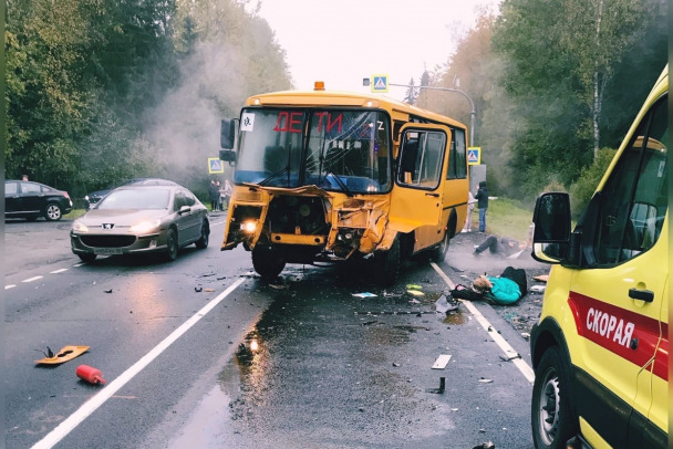 Видео и фото: в Форносово столкнулись иномарка и школьный автобус, есть пострадавшие