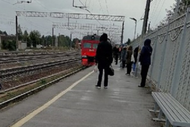 Грузовой поезд насмерть сбил мужчину, перебегавшего пути на станции Кикерино
