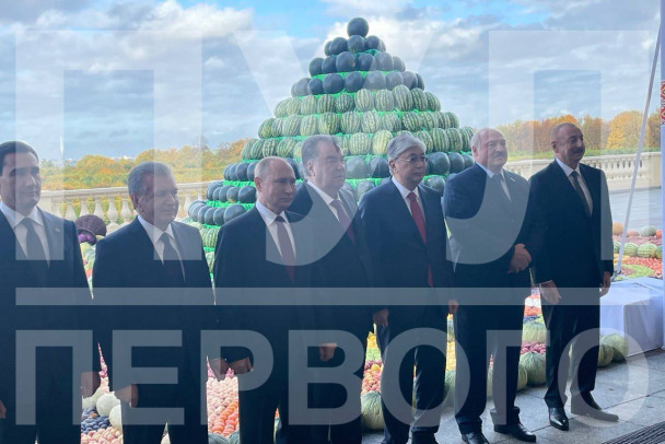 Детским домам Петербурга передали арбузы, которые Рахмон подарил Путину