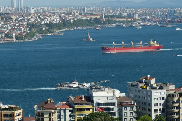 Аварийный сухогруз блокировал Босфорский пролив в Турции