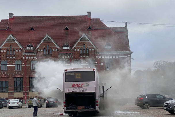 Клубы дыма окутали автобус на площади Выборга